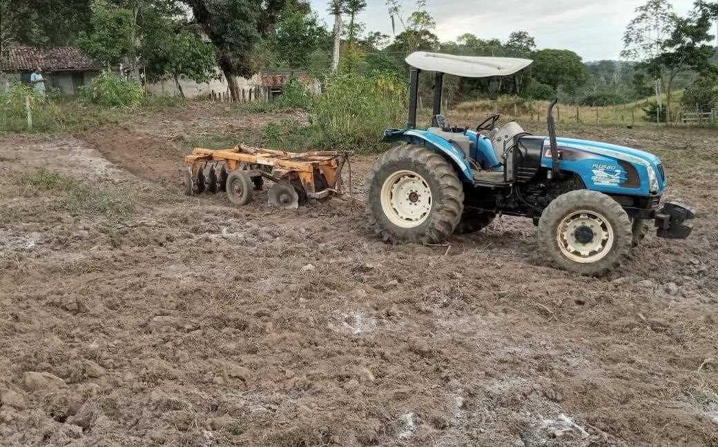 Camacã: Prefeitura chega a 25 agricultores beneficiados na aração de terras


